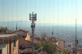 Panoramica delle antenne in una città italiana